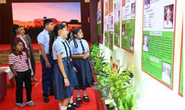 विद्यार्थियों ने देखी स्वतंत्रता संग्राम सेनानियों और ‘वंदे मातरम’ पर आधारित छायाचित्र प्रदर्शनी