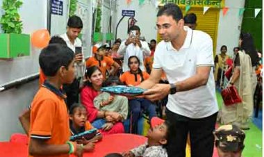 कलेक्टर कुलदीप शर्मा ने मनोविकास केन्द्र मे विशेष आवश्यकता वाले बच्चों को बांटी खुशियां