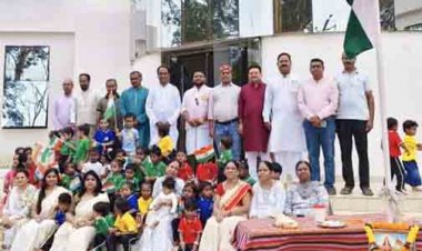 हाईटेक आंगनबाड़ी में ध्वजारोहण के बाद नौनिहालों की प्रस्तुतियां