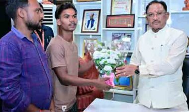 मुख्यमंत्री कैंप कार्यालय की संवेदनशील पहल से अविनाश को मिला नया जीवन