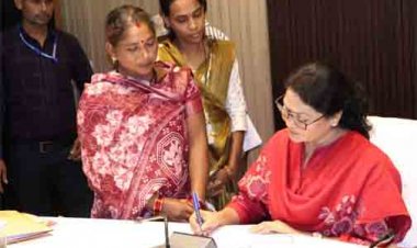 कलेक्टर  ने जनदर्शन में सुनी आम लोगों की समस्याएं
