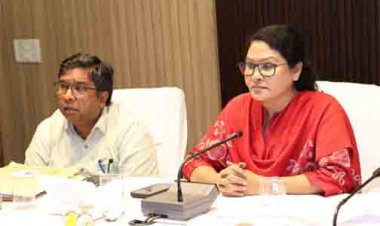सीएम हेल्पलाइन में प्राप्त आवेदनों का निर्धारित समयावधि में निराकरण सुनिश्चित करें: कलेक्टर श्रीमती मिश्रा