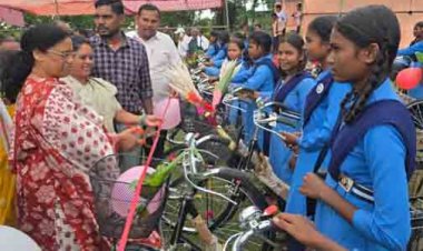 सरस्वती साइकिल योजना अंतर्गत मोहलई में 42 छात्राओं को मिली साइकिल