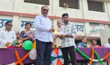 रुआबांधा विद्यालय के विद्यार्थियों को स्कॉलरशिप देकर बढ़ाया हौसला