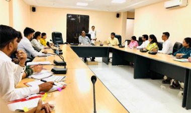 मुख्यमंत्री हेल्पलाइन के लंबित आवेदनों का गुणवत्तापूर्ण एवं समयबद्ध निराकरण सुनिश्चित करें : संभागायुक्त 