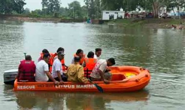 मॉकड्रिल: बाढ़ में डूब रहे लोगों को रेस्क्यू टीम ने तुरंत बचाया