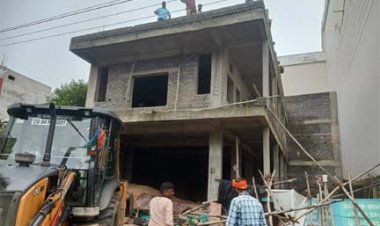 नक्शा स्वीकृति के विपरीत अतिरिक्त अवैध निर्माण को नोटिस देकर तोड़ने की कार्रवाई की