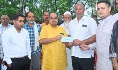 विधायक पुरन्दर मिश्रा ब्लू वाटर हादसे में मृत युवक मोहम्मद आदिल के मौदहापारा स्थित घर पहुंचे