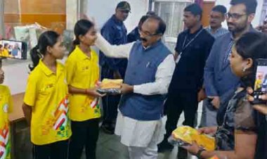 खेलो इंडिया तीरंदाजी सेंटर के खिलाड़ियों को उप मुख्यमंत्री एवं खेल मंत्री अरुण साव ने कीट वितरण कर बधाई दी