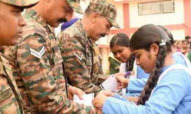 सेना के सम्मान में राखी का धागा, नवा रायपुर के पोस्टकार्ड पर विद्यार्थियों ने लिखे भावपूर्ण संदेश