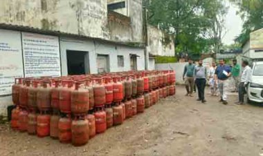 बालाजी गैस एजेंसी में बड़ी कार्रवाई, 412 भरे सिलेंडर कम मिले
