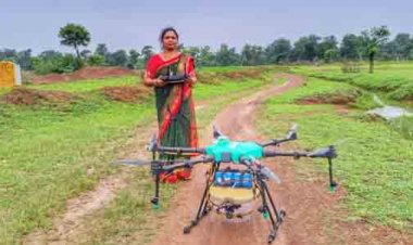 ड्रोन के पंखों से आत्मनिर्भरता की उड़ान, ‘विष्णु भैया’ की योजनाओं से हेमलता बनीं ड्रोन दीदी