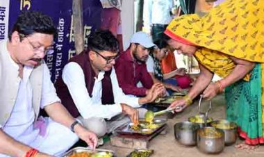 अपनों के बीच जमीन पर बैठकर देसी स्वाद का आनंद, वित्त मंत्री ओपी चौधरी ने कहा—यही हमारी संस्कृति की असली पहचान
