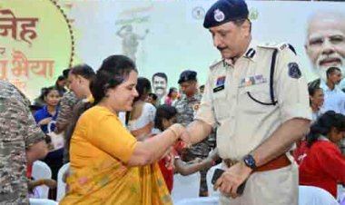 स्नेह की डोर विष्णु भैया मोर आयोजन में महापौर मीनल चौबे ने  पुलिस कमिश्नर डॉ संजीव शुक्ला को बांधी राखी
