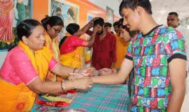 रायपुर सेंट्रल जेल में गायत्री परिवार ने मनाया अनोखा रक्षाबंधन: अपनों से दूर बंदियों के सूने हाथों में सजा विश्वास का धागा
