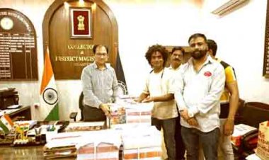 राखी के धागे के साथ ज्ञान का उपहार—बहनों के लिए कलेक्टर और DIG/SSP ने भेंट की अध्ययन सामग्री