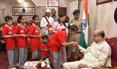 लोक भवन में गूंजा अपनत्व का संदेश, दिव्यांग बच्चों ने राज्यपाल  रमेन डेका को बांधा रक्षा सूत्र