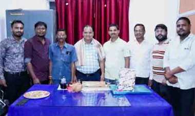 जिला जनसंपर्क अधिकारी  चंद्रेश ठाकुर के स्थानांतरण पर  कर्मचारियों ने दी विदाई