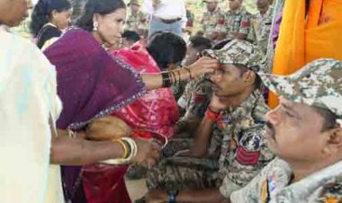 हिंसा छोड़ मुख्यधारा में लौटीं बहनों ने DRG जवानों की कलाई पर बांधी राखी