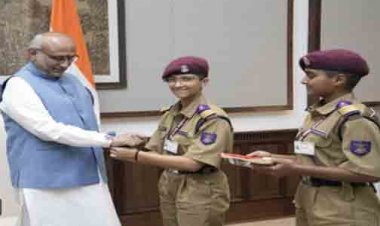उपराष्ट्रपति ने बच्चों संग तो ओम बिरला ने लाड़ली बहनों संग मनाया त्योहार, नितिन नवीन को महिला कार्यकर्ताओं ने बांधी राखी