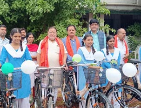 रायपुर दक्षिण विधायक सुनील सोनी ने संत कंवर राम स्कूल कटोरा तालाब में स्कूल की छात्राओं को किया साइकिल वितरण स्कूल छात्राओं के चेहरे खिले