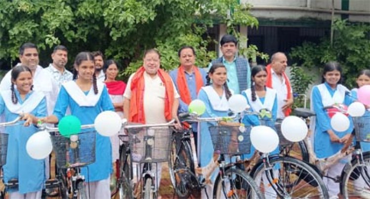 रायपुर दक्षिण विधायक सुनील सोनी ने संत कंवर राम स्कूल कटोरा तालाब में स्कूल की छात्राओं को किया साइकिल वितरण स्कूल छात्राओं के चेहरे खिले