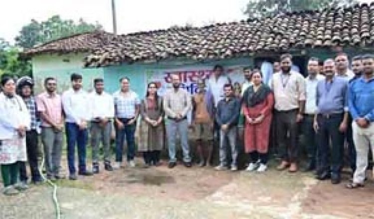 सुदूर वनांचल के बरलगान पारा तक बाइक से पहुंचे कलेक्टर