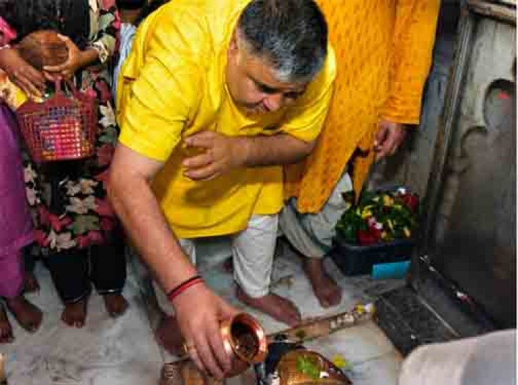 मंत्री राजेश अग्रवाल ने लखनपुर शिव मंदिर में विधि-विधान से किया जलाभिषेक