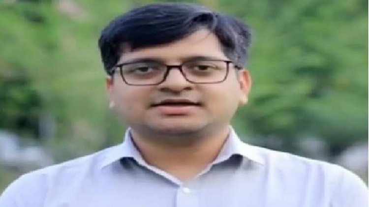 नगर निगम आयुक्त संबित मिश्रा ने नगर निगम में अधिकारियों को सौंपे अतिरिक्त प्रभार