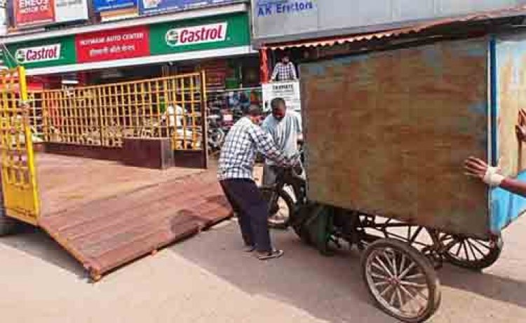 नेहरू नगर चौक से मौर्या टॉकीज मार्ग तक अवैध पार्किंग व गुमटियों पर निगम और पुलिस की संयुक्त कार्रवाई