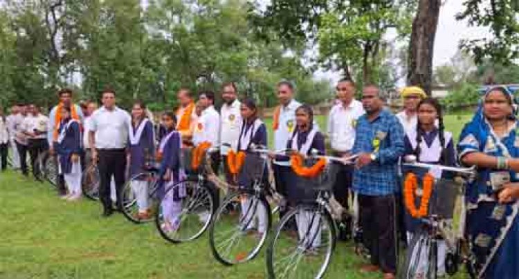 सरस्वती साइकिल योजना के तहत 37 छात्राओं को मिली निःशुल्क साइकिलें
