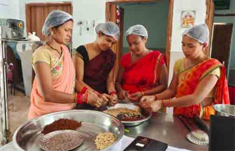 महुआ ने बदली महिलाओं की जिंदगी