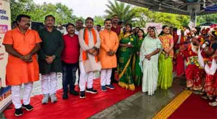 सरगुजा संभाग के 850 श्रद्धालु भारत गौरव ट्रेन से रामलला एवं बाबा विश्वनाथ के दर्शन के लिए रवाना