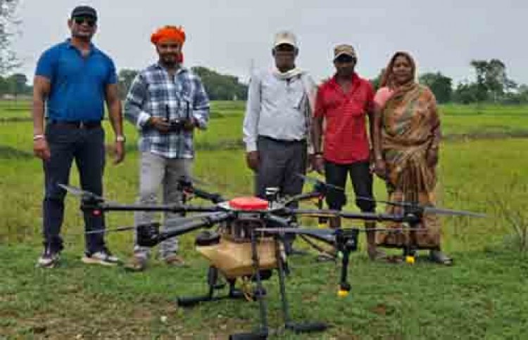 खेती में तकनीक का उपयोगः किसानों ने ड्रोन से खरपतवार