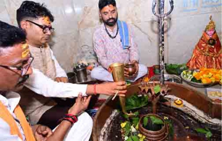 रायगढ़ के  मंदिर में मंत्री ओपी चौधरी ने की भगवान शिव की पूजा-अर्चना