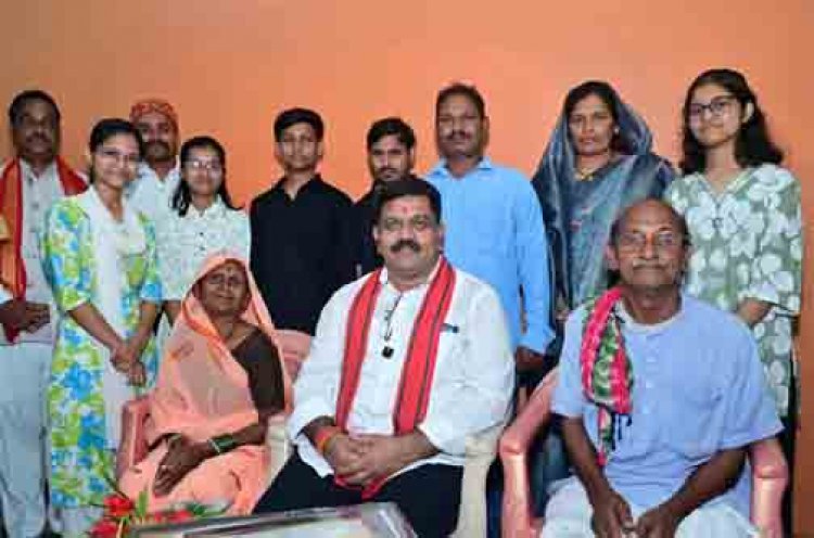 तीन बहनों ने एक साथ पास की नीट परीक्षा, उप मुख्यमंत्री विजय शर्मा ने घर पहुंचकर दी बधाई