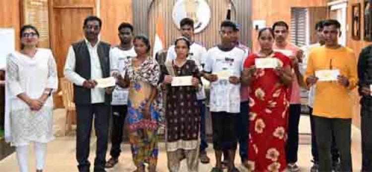 बंदूक छोड़ आत्मसम्मान का रास्ता