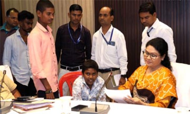 कलेक्टर श्रीमती मिश्रा ने जनदर्शन में सुनी आम लोगों की समस्याएं