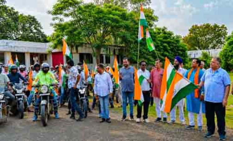 प्रभारी मंत्री राजेश अग्रवाल ने हरी झंडी दिखाकर तिरंगा बाइक रैली को किया रवाना