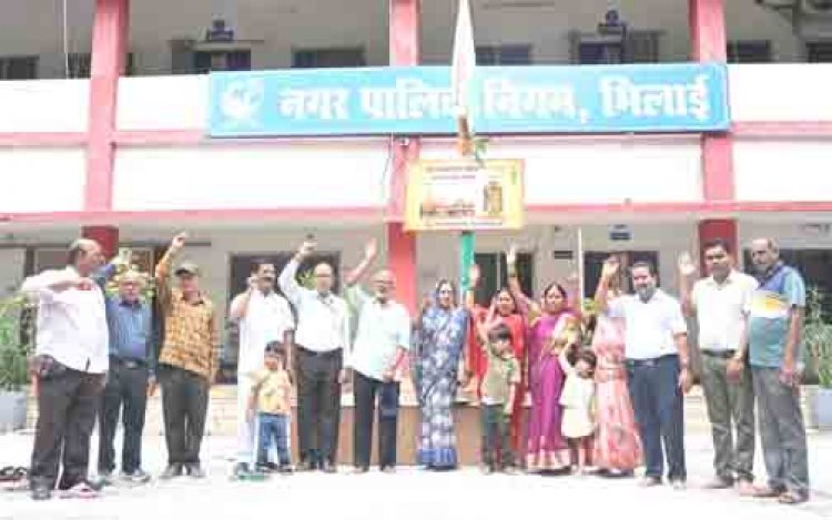 नगर निगम भिलाई ने 7 तीर्थयात्रियों को अयोध्या धाम के लिए किया रवाना