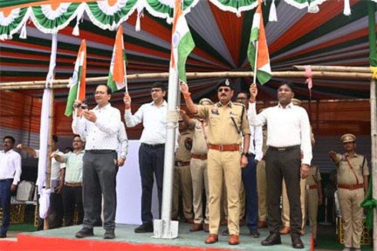 पुलिस परेड ग्राउंड में कलेक्टर-एसएसपी ने स्कूली बच्चों को दिलाई तिरंगा शपथ 