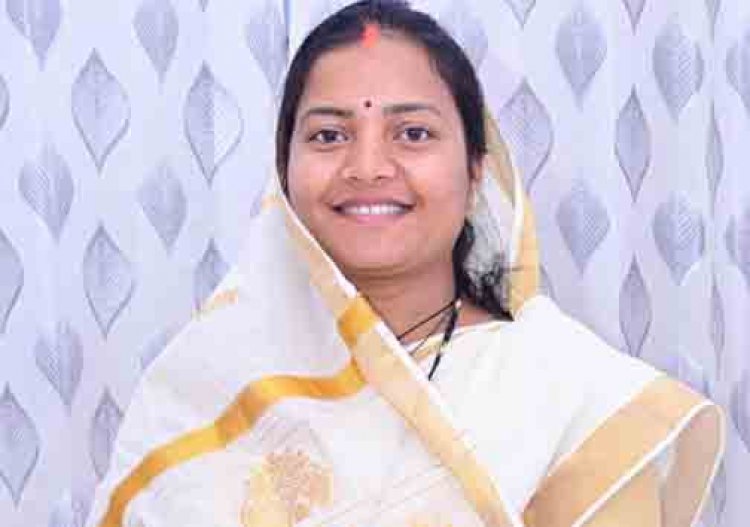 बिश्रामपुर में दिल्ली जाने वाली ट्रेन के ठहराव के लिए मंत्री  लक्ष्मी राजवाड़े ने रेलवे अधिकारियों से की चर्चा