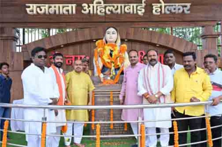 देवी अहिल्या बाई होल्कर की पुण्यतिथि पर विधायक पुरंदर मिश्रा, सभापति सूर्यकांत राठौड  ने किया सादर नमन