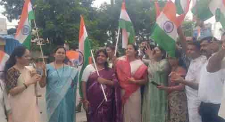 भारी बारिश के बीच 500 मीटर लंबे तिरंगे के साथ निकली भव्य तिरंगा यात्रा, मंत्री लक्ष्मी राजवाड़े हुईं शामिल