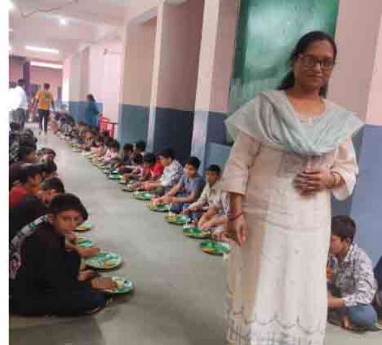बच्चों के चेहरों पर मुस्कान, कर्मचारियों का जन्मदिन बना यादगार -