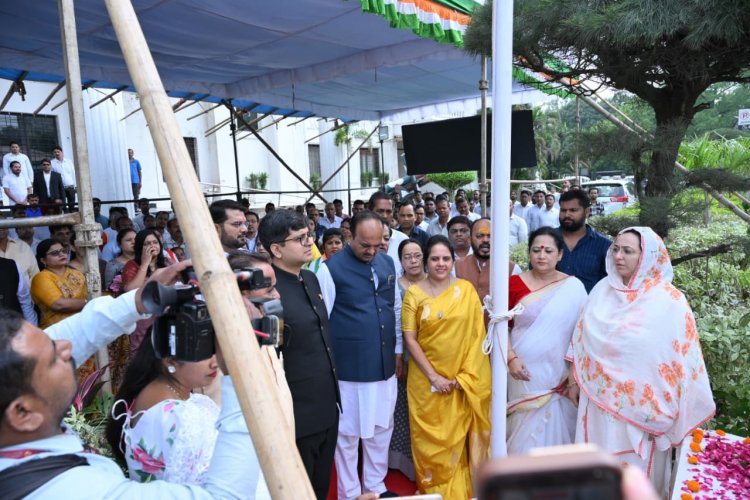 नगर निगम मुख्यालय के प्रांगण में महापौर ने फहराया राष्ट्रध्वज तिरंगा