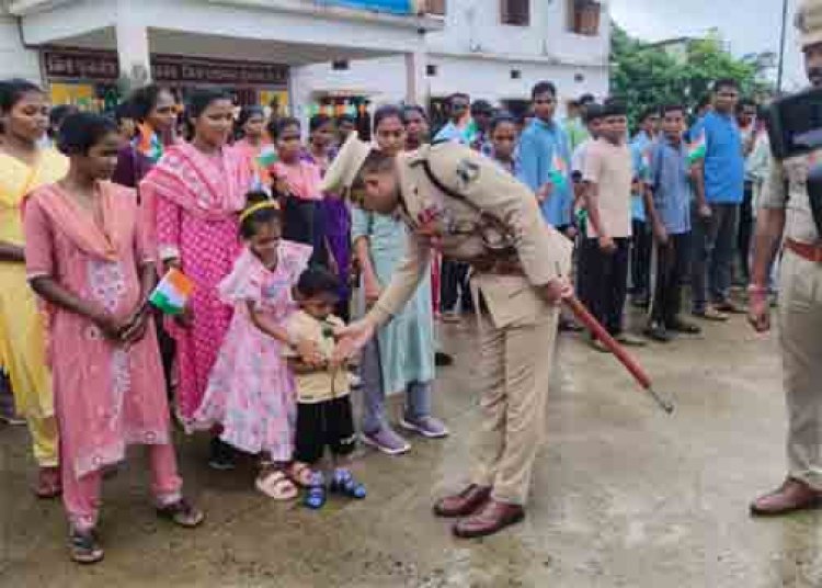 कभी हाथों में थी बंदूक, अब शान से लहराया तिरंगा