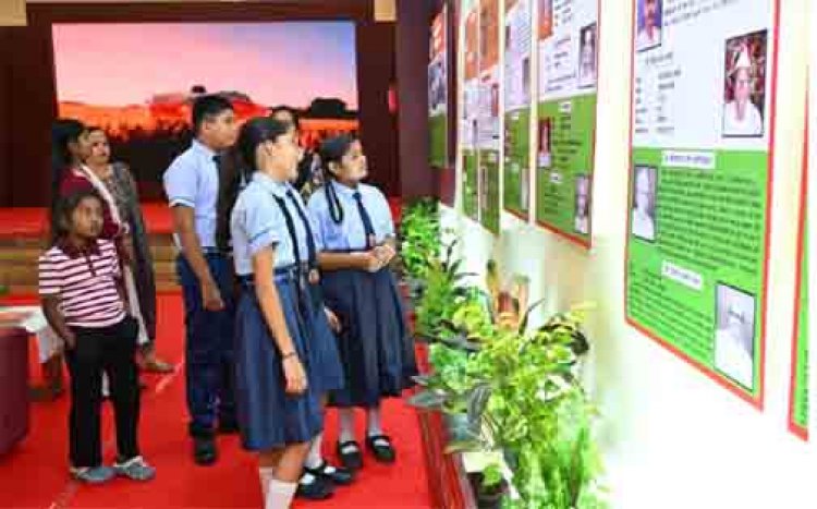 विद्यार्थियों ने देखी स्वतंत्रता संग्राम सेनानियों और ‘वंदे मातरम’ पर आधारित छायाचित्र प्रदर्शनी