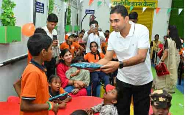 कलेक्टर कुलदीप शर्मा ने मनोविकास केन्द्र मे विशेष आवश्यकता वाले बच्चों को बांटी खुशियां