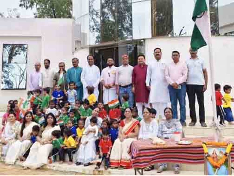 हाईटेक आंगनबाड़ी में ध्वजारोहण के बाद नौनिहालों की प्रस्तुतियां
